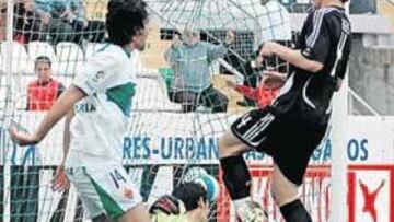 <b>MATADOR. </b>Gastón Casas batió a Codina de disparo cruzado tras recibir un pase de Peragón.