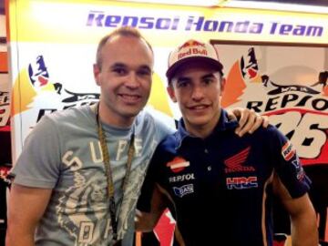 Andrés Iniesta con Marc Márquez en Montmeló. 
