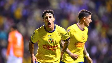 Alejandro Zendejas celebrates his goal 1-1 with Brian Rodriguez of America during the 16th round match between America and Pachuca as part of the Liga BBVA MX, Torneo Apertura 2024 at Cuauhtemoc Stadium on November 06, 2024 in Puebla, Mexico.