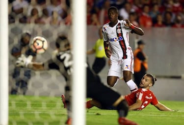 Vinicius Junior warms the bench: why doesn't he start for Flamengo?