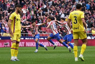 El jugador del Atlético de Madrid, Nahuel Molina, celebra con sus compañeros el 1-0 al Getafe.