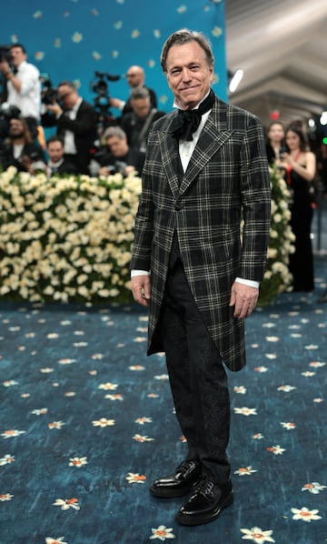 Derek McLane posando antes de la MET Gala 2025
