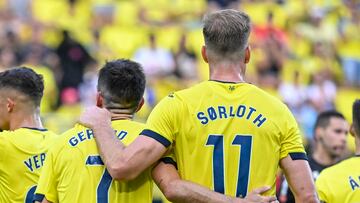 VILLARREAL (CASTELL?N) 17/09/2023.- El delantero del Villarreal Gerard Moreno (i) celebra con su compa?ero Alexander Sorloth (d) tras marcar el gol del empate 1-1 durante el partido correspondiente a la jornada 5 de LaLiga que enfrenta al Villarreal y UD Almer¨ªa este domingo en el estadio de La Cer¨¢mica (Villarreal). EFE/ Andreu Esteban