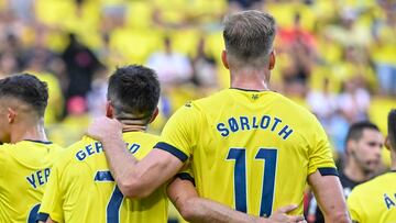 VILLARREAL (CASTELLÓN) 17/09/2023.- El delantero del Villarreal Gerard Moreno (i) celebra con su compañero Alexander Sorloth (d) tras marcar el gol del empate 1-1 durante el partido correspondiente a la jornada 5 de LaLiga que enfrenta al Villarreal y UD Almería este domingo en el estadio de La Cerámica (Villarreal). EFE/ Andreu Esteban
