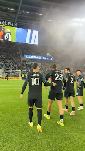 Al momento de la celebración con la hinchada no se le vio muy cómodo.