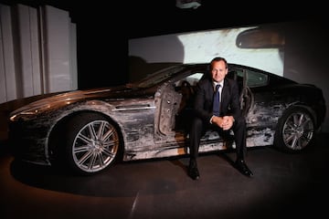 En Quantum of Solace (2008)  Daniel Craig toma por costumbre destrozar los Aston Martin DBS. En la imagen el doblador profesional para la película Ben Collins.