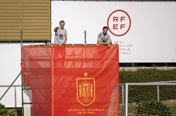 Luis Enrique y Rafael Pol Cabanellas, preparador físico, observan el entrenamiento desde un andamio. 
 