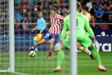 Marcos Llorente contra el balón dentro del área del conjunto azulgrana.