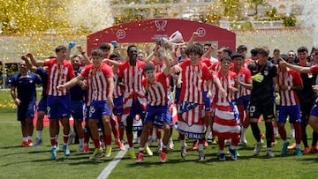Los juveniles del Atlético celebran la consecución de la Copa de Campeones.