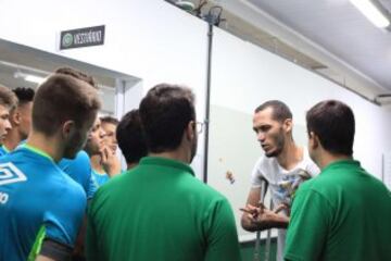 El Chapecoense realizó hoy su presentación oficial para la próxima temporada, en la que ha participado uno de los jugadores sobrevivientes al accidente aéreo que se cobró la vida de 71 personas, el zaguero Hélio Zampier Neto, quien ha compartido sus experiencias con los componentes de la renovada plantilla. 