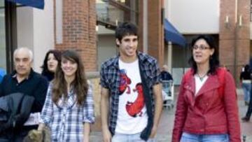 <b>PASEO FAMILIAR. </b>Javi Martínez estuvo andando ayer con su familia por las calles de Potchefstroom.