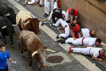 Imágenes del séptimo encierro de los Sanfermines 2022. La ganadería encargada de los toros de este séptimo encierro será la de Victoriano del Río, una de las más importantes del panorama taurino nacional.