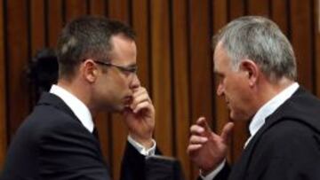 El atleta sudafricano Oscar Pistorius (izquierda) habla con su abogado, Barry Rouxon. 