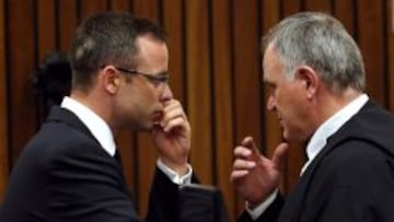 El atleta sudafricano Oscar Pistorius (izquierda) habla con su abogado, Barry Rouxon.