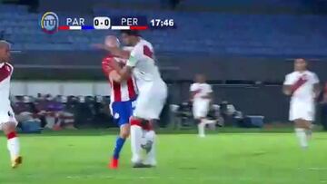 El defensor peruano fue amonestado con amarilla y aunque Pitana recibió instrucciones desde el VAR no consideró acudir a la ver la repetición de la acción.