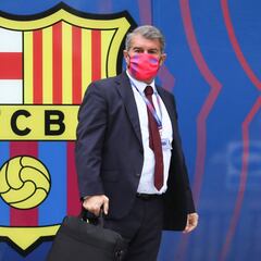 Barcelona: Ten Hag denies interest as Henry enters frame