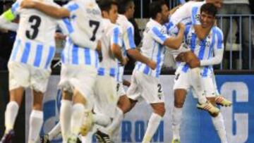 El M&aacute;laga en pleno felicita a Santa Cruz tras su gol.