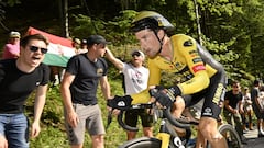 Roglic, pese a sufrir una avería mecánica que le hizo perder tiempo, fue capaz de doblegar a Geraint Thomas (2º) para ganar el Giro por 14 segundos. Almeida cierra el podio.