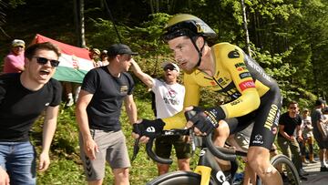 Roglic, pese a sufrir una avería mecánica que le hizo perder tiempo, fue capaz de doblegar a Geraint Thomas (2º) para ganar el Giro por 14 segundos. Almeida cierra el podio.