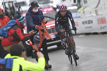 Egan Bernal se mantiene más líder que nunca en el Giro de Italia. El ciclista colombiano ganó su segunda etapa en la competencia y en una de las fracciones más complicadas, logró imponerse con contundencia y amplió la ventaja con sus rivales