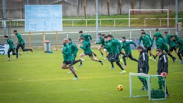 La plantilla del Racing de Ferrol no logra sacar al equipo del pozo.