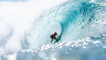 HALEIWA, HAWAII - FEBRUARY 1: WSL Champion Italo Ferreira of Brazil surfs in Heat 3 of the Round of 16 at the Billabong Pro Pipeline on February 1, 2022 in Haleiwa, Hawaii. (Photo by Brent Bielmann/World Surf League)