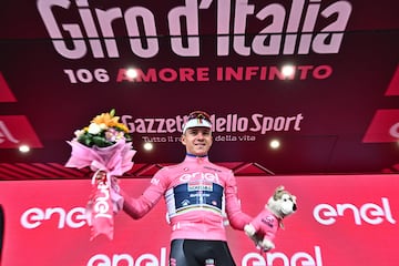 Vasto (Italy), 08/05/2023.- Belgian rider Remco Evenepoel of team Soudal Quick-Step celebrates on the podium retaining wearing the overall leader's pink jersey after winning the third stage of the 2023 Giro d'Italia cycling race over 213 km from Vasto to Melfi, Italy, 08 May 2023. (Ciclismo, Italia) EFE/EPA/LUCA ZENNARO
