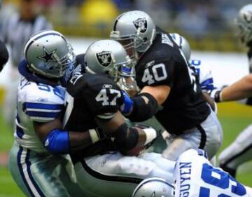 Dexter Coadley intenta quitarle el ovoide a Thyrone Wheatley durante el American Bowl de 2001. Los Raiders no pudieron anotar ni un touchdown aquel partido.