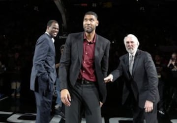 Emocionante fiesta de retirada del mítico '21' de Tim Duncan en San Antonio. Nadie más llevará el número del mejor jugador de la historia de los Spurs y una leyenda inigualable de la NBA.