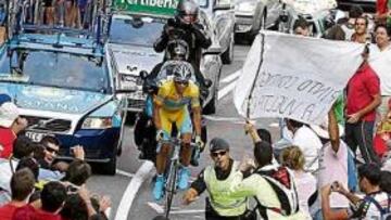 <b>CLAMOR EN NAVACERRADA. </b>Numerosos aficionados, muchos de ellos seguidores de Contador, jalearon a los corredores en la subida. En la imagen, el líder en pleno esfuerzo.