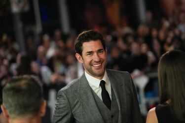 ¡Por supuesto! John Krasinski es un actor, escritor y director estadounidense muy conocido por su versatilidad, logrando el éxito tanto en la comedia como en el drama y el terror. Es conocido por interpretar a Jim Halpert, en la serie The Office. En 2018, personificó a Jack Ryan en la serie homónima de la plataforma de streaming, Prime Video.