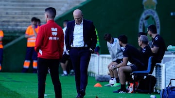 Pepe Mel, con gesto preocupado durante el partido.