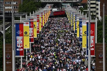 El 'Olympic Way' que conduce hasta el estadio de Wembley, repleto de aficionados de Leeds United y Southampton antes de la final de ascenso a Premier League.