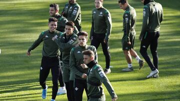 Los exculés Álex Moreno, Tello y Bartra, en un entrenamiento bético.