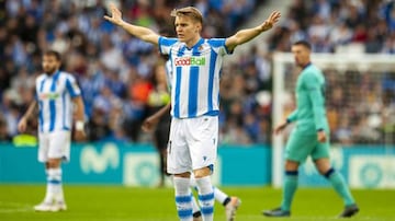 &Oslash;degaard ordena durante un partido ante el Barcelona.