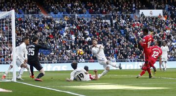 Sergio Ramos golpeó el balón con la mano y el colegiado Cuadra Fernández le mostró la amarilla. Stuani convirtió la pena máxima en gol.