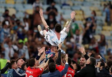 Al mismo tiempo que se disputaba la Eurocopa, al otro lado del Atl¨¢ntico se disputaba la Copa Am¨¦rica. Argentina se proclam¨® campeona del torneo 28 a?os despu¨¦s de su ¨²ltimo t¨ªtulo y Messi por fin se quitaba la espina de ganar algo con su selecci¨®n. El argentino fue elegido el MVP de un torneo en el que la albiceleste se impuso a Brasil en la final (1-0) gracias a un gol de Di Mar¨ªa.