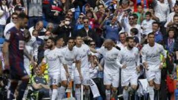 Los jugadores del Madrid celebran el gol de James.