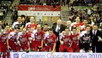 <b>CAMPEONES. </b>ElPozo celebra la Copa lograda ayer en Santiago.