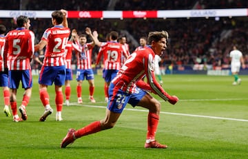 2-0. Giuliano Simeone celebra su segundo gol que marca en el minuto 16 de partido. Doblete del jugador argentino.