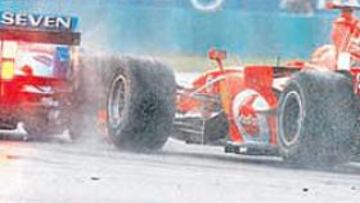 <b>CARRERA AGITADA. </b>Michael tuvo un encontronazo con Fisichella que le obligó a cambiar el morro.