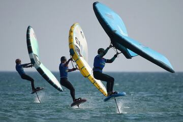 Del 26 de abril al 1 de mayo tiene lugar el Mundial del Viento de windsurf y kitesurf, que en esta edici¨®n incluye la Copa del Mundo de wingfoil, lo ¨²ltimo en deportes de tabla. En la imagen, tomada en Leucate (Francia), tres competidores se desplazan sobre una tabla, equipada con un hydrofoil, propulsada por un ala hinchable.