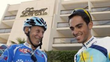 <b>TOUR DE FRANCIA 2009</b> Alberto Contador firmando un autógrafo en Mónaco.