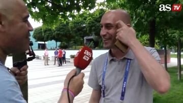 Luis Rubiales atiende a AStv: "Todo bien y los jugadores a tope"