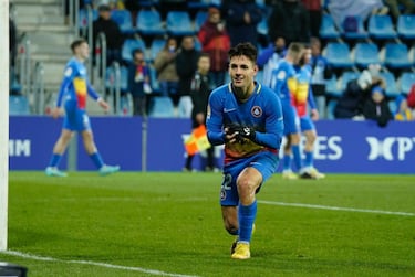 No se lo pensó dos veces Iván Gil para disparar desde algo más de 30 metros para probar fortuna ante Asier Riesgo. ¡Y vaya si la tuvo! El centrocampista se vistió de Cristiano Ronaldo, con su particular 'folha seca' y el balón entró por la escuadra.
