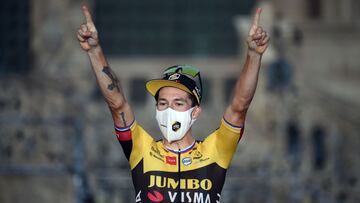Team Jumbo's Slovenian rider Primoz Roglic celebrates winning the 2021 La Vuelta cycling tour of Spain after the 21st and final stage, a 33.8 km time-trial from Padron to Santiago de Compostela, on September 5, 2021. (Photo by MIGUEL RIOPA / AFP)