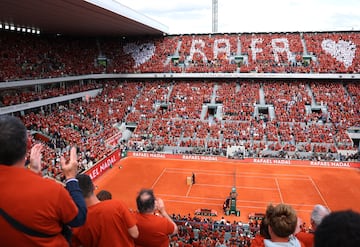 Vista de la pista Philippe-Chatrier llena de aficionados homenajeando a Rafa Nadal. 