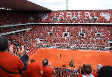 Vista de la pista Philippe-Chatrier llena de aficionados homenajeando a Rafa Nadal. 
