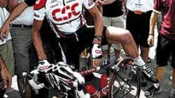 <b>PERSEVERANCIA.</b> El estadounidense Hamilton se dispone a iniciar la etapa, pese a su rotura de clavícula.