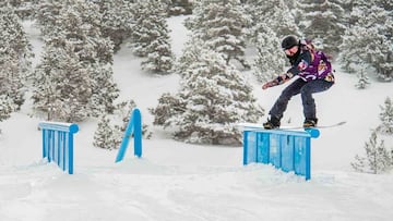 Maria HIdalgo grindando un rail en la 14ª Grandvalira Total Fight de snowboard.